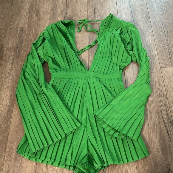 PRETTYLITTLETHING BELL SLEEVE ROMPER, GREAT CONDITION! Size 0! - Picture 4 of 5